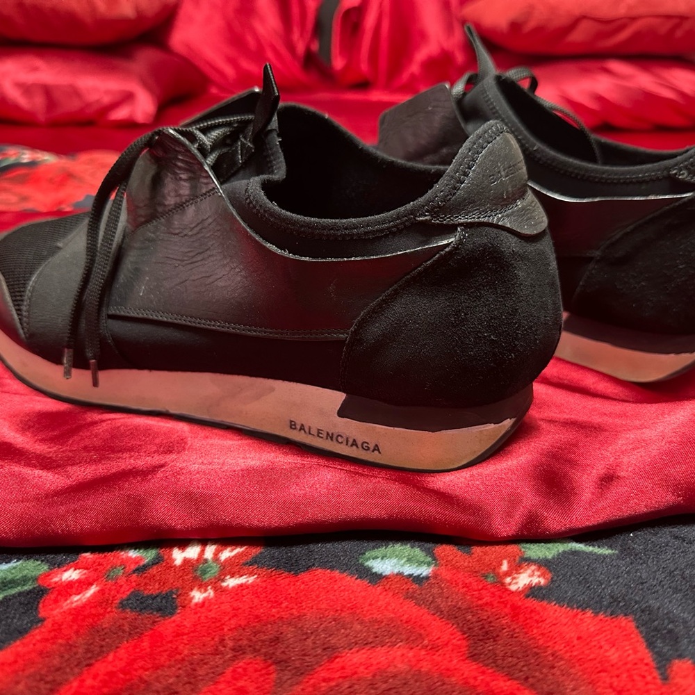 Black Low-Top Sneakers with Breathable Mesh - Picture 2 of 4